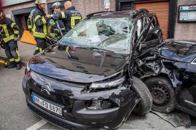Stuttgart Bad Cannstatt: Schwerer Unfall nach Vorfahrtsmissachtung
